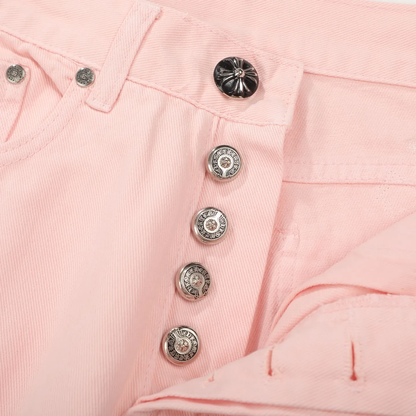 P260 Chrome hearts CH co-branded Drak Miami light pink jeans exude uninhibited personality and unique charm. Every wear and tear is carefully designed to present a unique artistic feel. Made of imported denim fabric, which has undergone heavy industrial washing and destruction treatment, the trousers show a super cool effect on the upper body, allowing you to dominate the fashion stage.  This is more than just a pair of jeans, it is an expression of attitude. With its unique design concept and ultimate pursuit of details, Croxin breaks traditional boundaries and defines the jeans trend in the new era. The trousers are made of double-layer woven fabric with customized hardware. Italian-made special cowhide is printed and cut. Custom-made sheepskin three-layer thick-line leather. The whole body is spliced ​​in heavy water washing. Craftsmen hand-splash ink. You can see the details. Three-dimensional cutting version. Loose and comfortable, not flattering. Makes taller and slimmer. Factory Seiko. Original quality control. Same style for men and women. Can be matched with couples. Versatile recommendation. Must-have jeans for all seasons. Color: light pink. Size: 28-30-32-34.